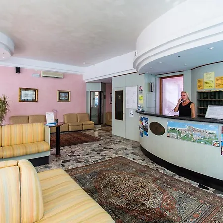 Touring Отель Каорле